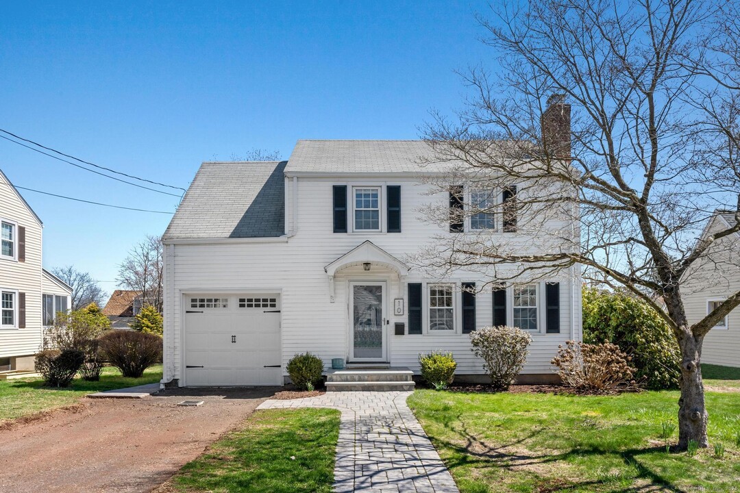 10 Greenacres Ave in West Hartford, CT - Building Photo