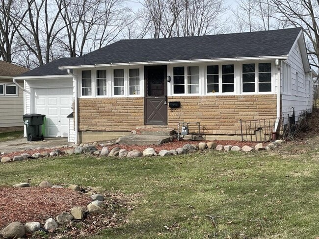 155 Talbot Dr in Bedford, OH - Building Photo - Building Photo
