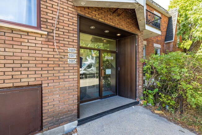 2005 Bélanger in Montréal, QC - Building Photo - Building Photo