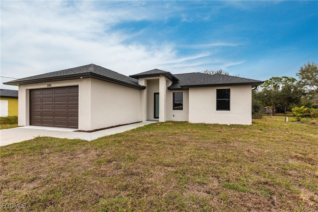 3103 E 18th St in Lehigh Acres, FL - Foto de edificio