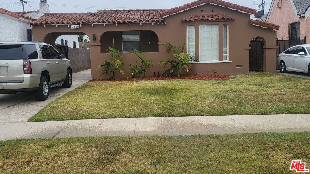 2140 W 83rd St in Los Angeles, CA - Building Photo