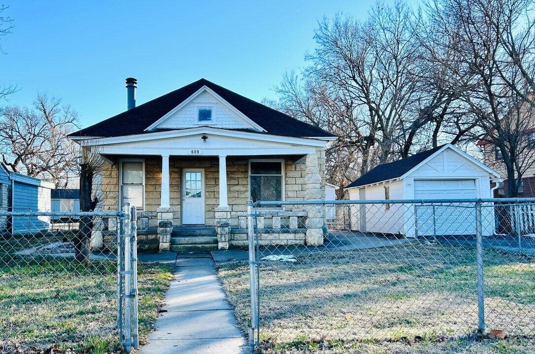 609 W 2nd St in Junction City, KS - Building Photo