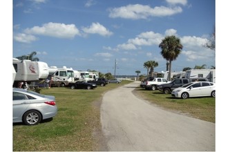 3880 S Hwy 1 in Grant, FL - Foto de edificio - Building Photo