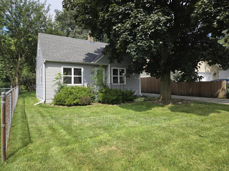1326 Ridgeway St in Round Lake Beach, IL - Building Photo