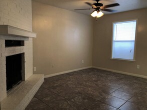 607 San Benito Ct in College Station, TX - Foto de edificio - Building Photo