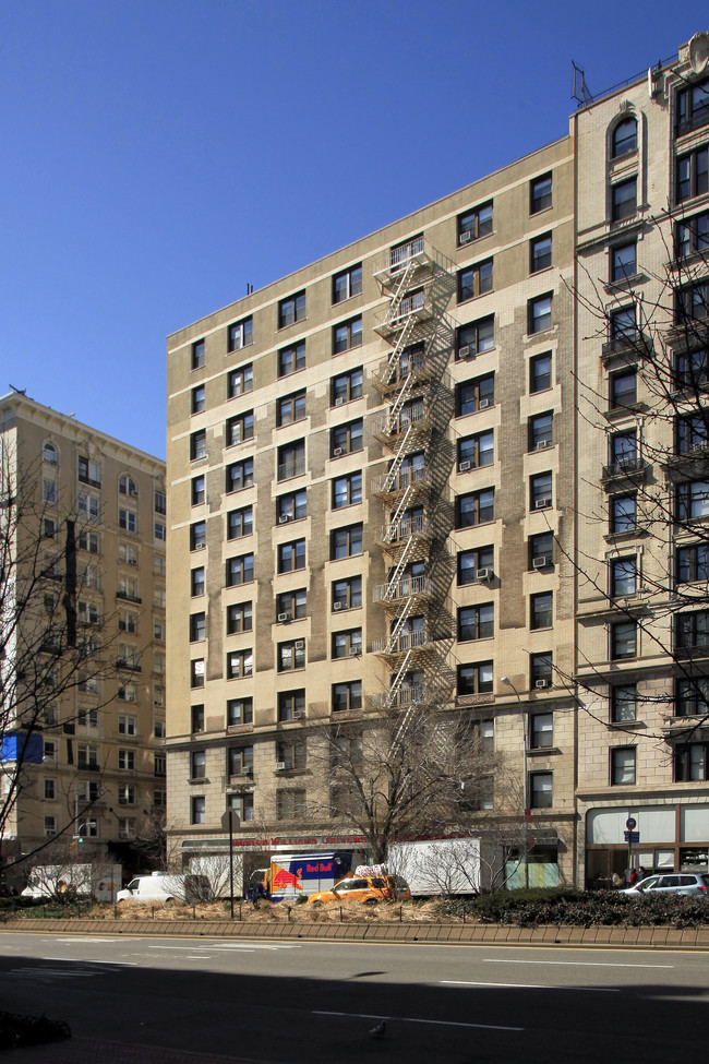 Regnor Court in New York, NY - Building Photo - Building Photo