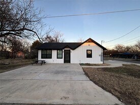 300 Ave B in Ennis, TX - Building Photo