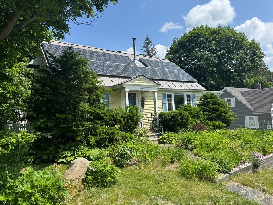 19 Hough St in Lebanon, NH - Building Photo