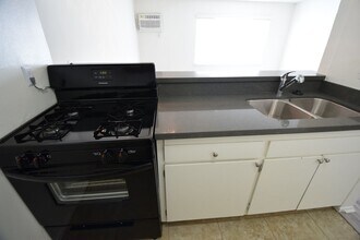 7350 Kester Ave, Unit 110 in Los Angeles, CA - Building Photo - Building Photo