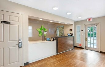 Furnished Studio-Miami - Airport - Blue Lagoon in Miami, FL - Foto de edificio - Building Photo