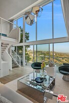 2190 Beech Knoll Rd in Los Angeles, CA - Building Photo