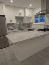 1906 N Hollywood Way, Unit 104 in Burbank, CA - Foto de edificio - Building Photo