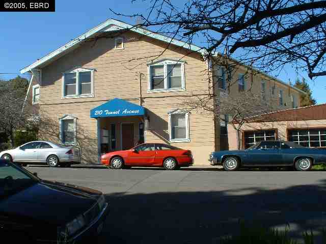 210 Tunnel Ave in Richmond, CA - Building Photo