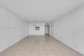 9001 SW 77th Ave in Miami, FL - Foto de edificio - Building Photo