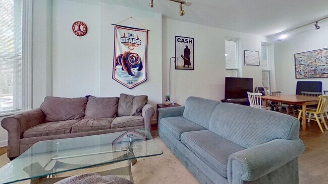1039 W Wolfram St in Chicago, IL - Building Photo - Building Photo