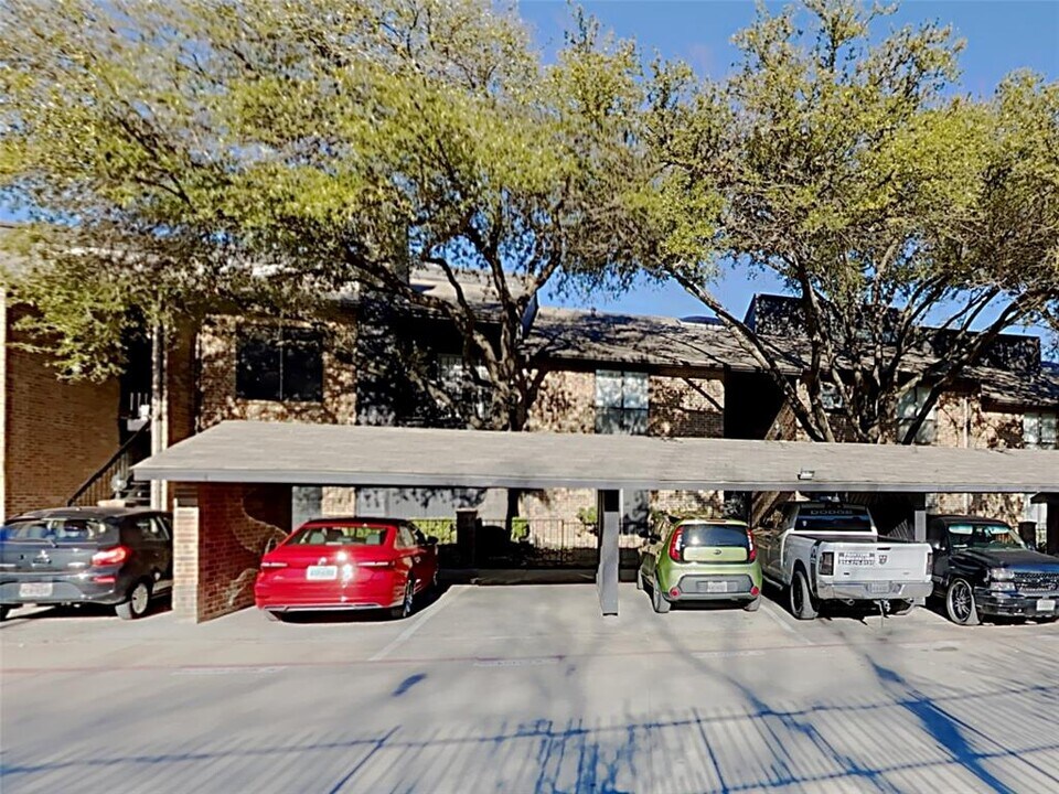 7525 Holly Hill Dr-Unit -40 in Dallas, TX - Building Photo