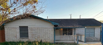 1141 Vivian St in Pleasanton, TX - Building Photo