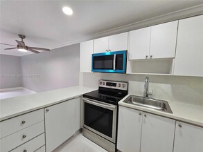 8027 NW 8th St in Miami, FL - Building Photo - Building Photo