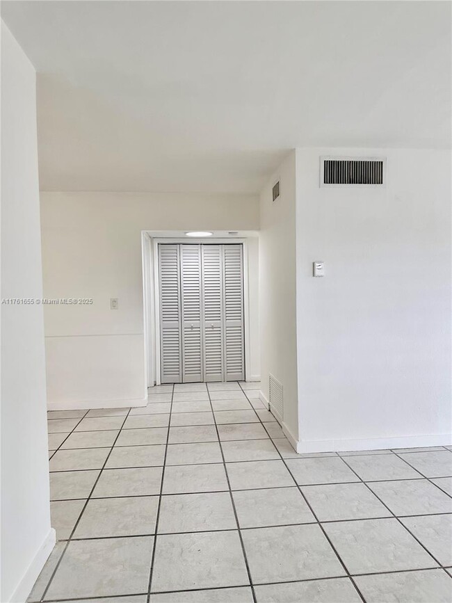 950 Biarritz Dr in Miami Beach, FL - Building Photo - Building Photo