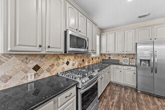 7302 Maple Run Dr in Sugar Land, TX - Building Photo - Building Photo