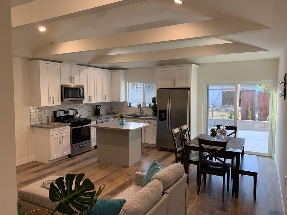 11313 Delano St in Los Angeles, CA - Building Photo