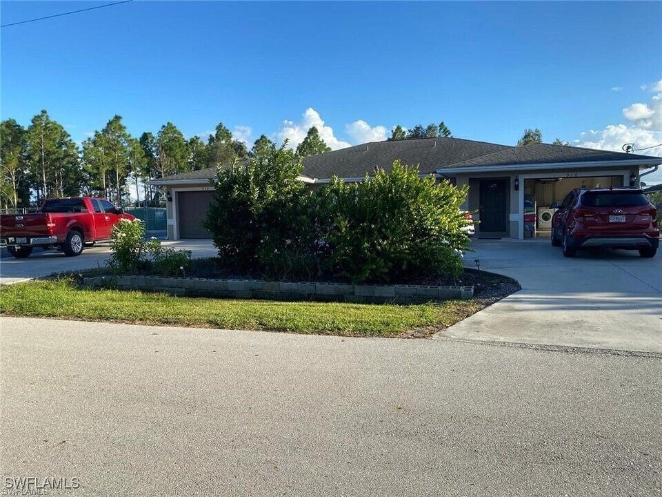 916-918 Ainsworth St W in Lehigh Acres, FL - Building Photo