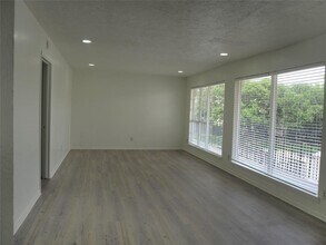 4910 Saxon Dr in Houston, TX - Building Photo - Building Photo