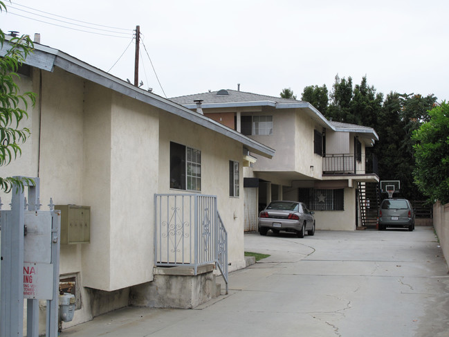 230 N Alhambra Ave in Monterey Park, CA - Foto de edificio - Building Photo