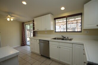 655 E Avenida De Los Arboles in Thousand Oaks, CA - Building Photo - Building Photo