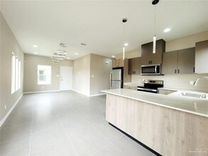 5901 Puffin Ave, Unit 3 in Palmhurst, TX - Building Photo - Building Photo