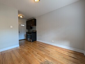 628 W Cornelia Ave, Unit 2e in Chicago, IL - Foto de edificio - Building Photo