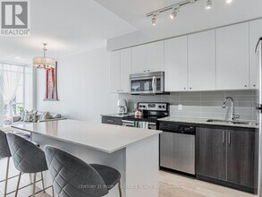 8 Fieldway Rd in Toronto, ON - Building Photo - Building Photo