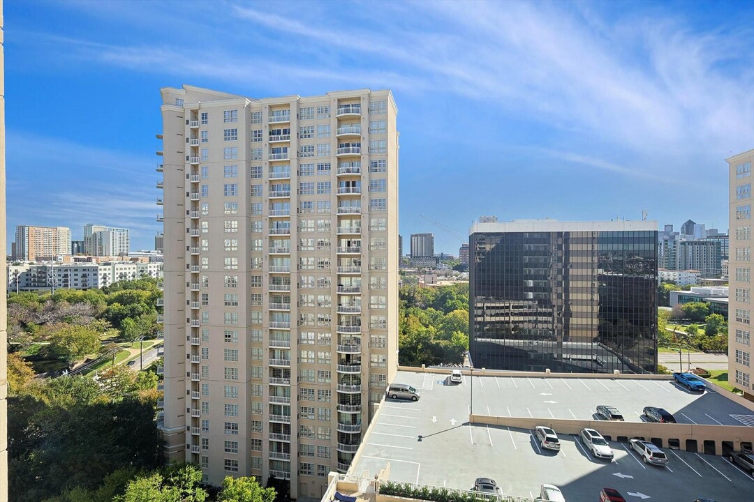 3225 Turtle Creek Blvd, Unit 1137 in Dallas, TX - Building Photo