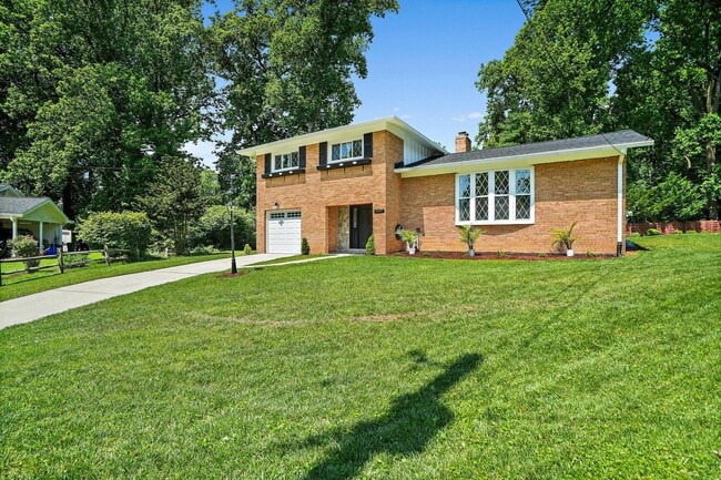 6607 Lone Oak Dr in Bethesda, MD - Building Photo - Building Photo