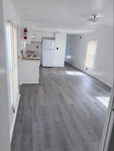 215 Weeks Rd in Cleburne, TX - Foto de edificio - Building Photo