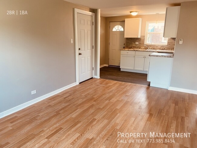 8137 S Colfax Ave in Chicago, IL - Building Photo - Building Photo