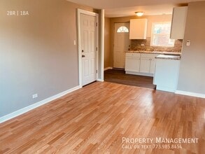 8137 S Colfax Ave-Unit -2 in Chicago, IL - Building Photo - Building Photo