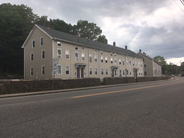 458 Norwich Ave in Taftville, CT - Foto de edificio - Building Photo