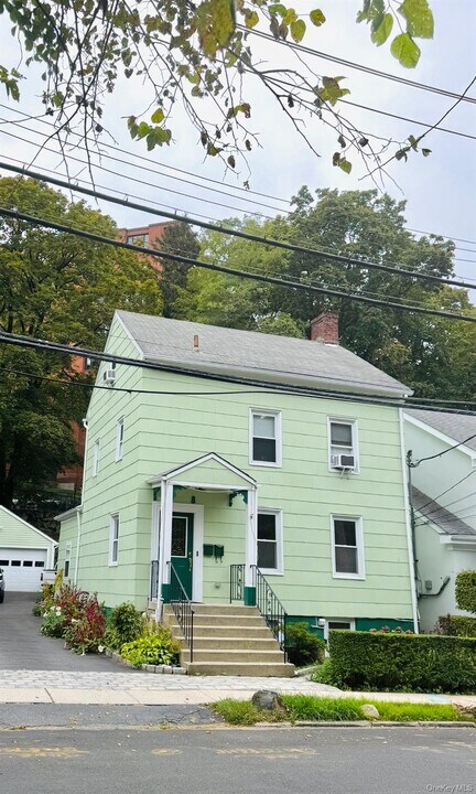 8 Rockledge Ave in Ossining, NY - Building Photo