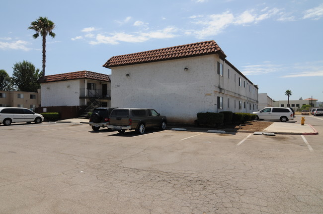 Mollison Elms Apartments in El Cajon, CA - Foto de edificio - Building Photo