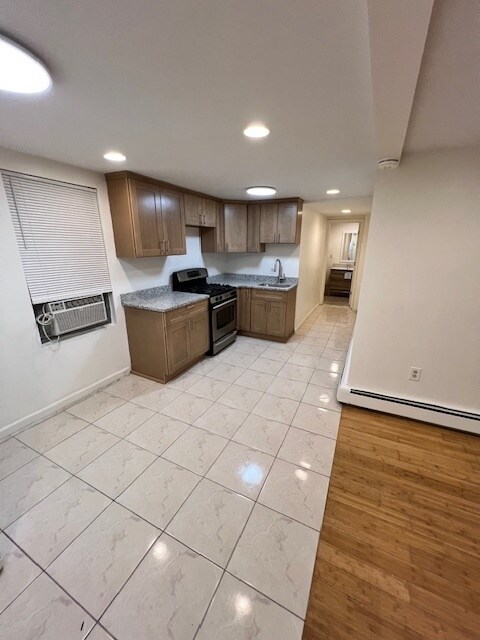 35 Vroom St, Unit Garden Apt in Jersey City, NJ - Building Photo - Building Photo