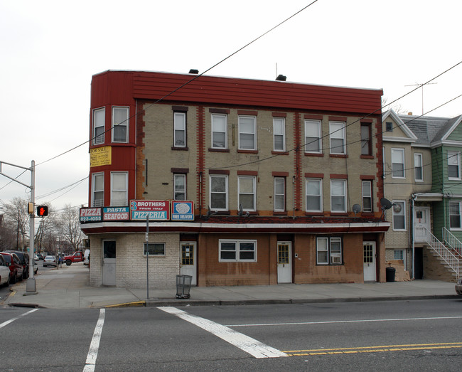 642-646 Kennedy Blvd in Bayonne, NJ - Foto de edificio - Building Photo