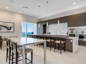 363 E Wacker Dr in Chicago, IL - Foto de edificio - Building Photo