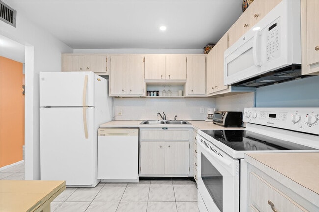 201 N Ocean Blvd in Pompano Beach, FL - Building Photo - Building Photo