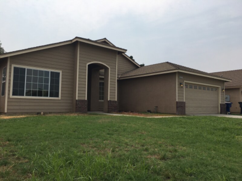 1007 W Millbrook St in Hanford, CA - Building Photo