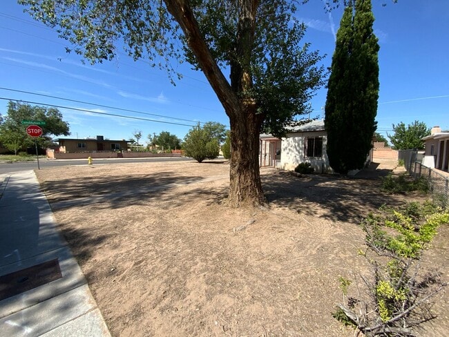 1801 Palomas Dr NE in Albuquerque, NM - Building Photo - Building Photo