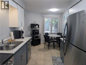 415 Kingscourt Dr in Waterloo, ON - Building Photo - Building Photo