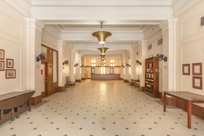 Robert E. Lee in San Antonio, TX - Building Photo - Lobby