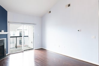 11351 Aristotle Dr, Unit Apt 402 in Fairfax, VA - Foto de edificio - Building Photo