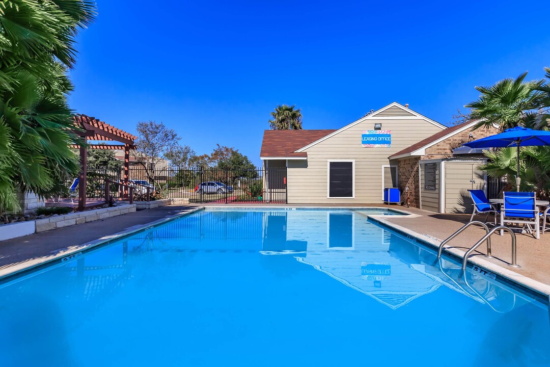 Wood Trails Apartments in Bryan, TX - Foto de edificio